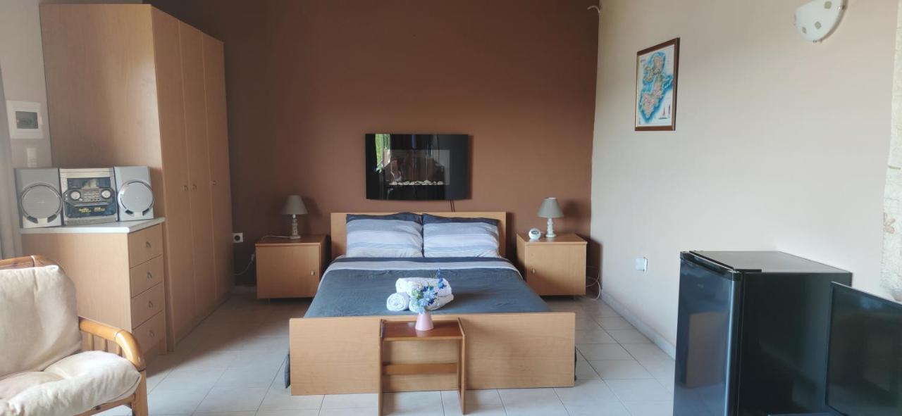 Penthouse Studio Next To The Sea Саламис Экстерьер фото